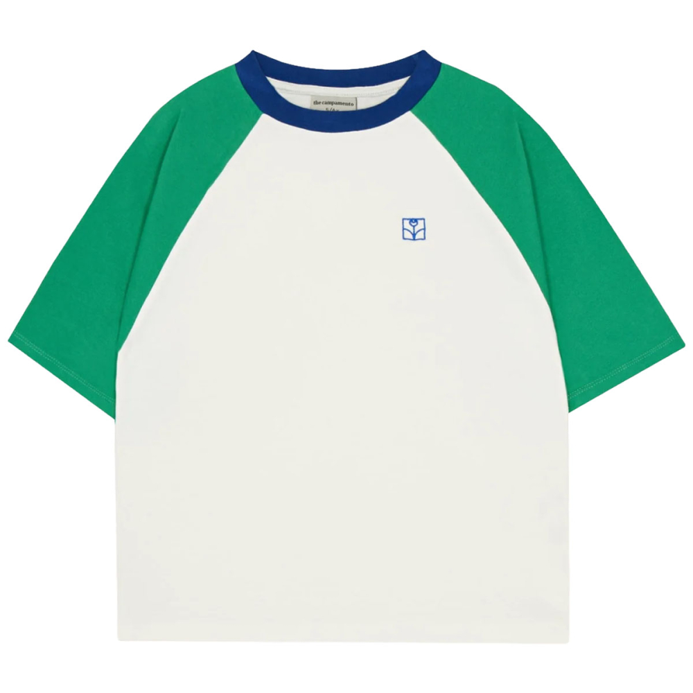 The Campamento T-shirt creme met groene mouwen en blauwe halsboord voor kinderen