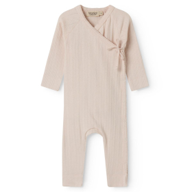 MarMar Copenhagen boxpak roze rib misty pink met overslagsluiting en lange mouwen, zachte baby onesie voor pasgeboren baby’s.