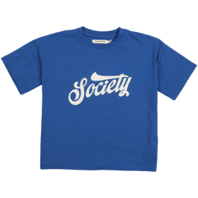 The New Society T-shirt diepzee blauw met crème “Society” logo print op de borst, korte mouwen en ronde hals – comfortabel katoenen shirt.