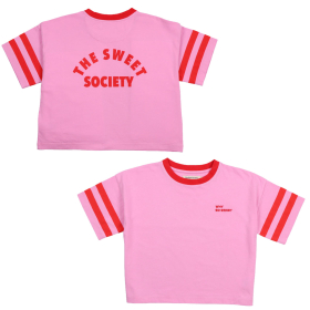 The New Society T-shirt roze met rode strepen op de mouwen en The Sweet Society print op de achterkant – sportief kinder T-shirt.
